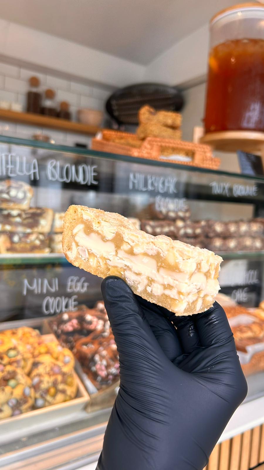 1 x Milkybar blondie